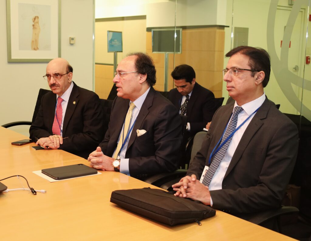 Donald Lu Meets Pakistani FM Muhammad Aurangzeb at World Bank Headquarters